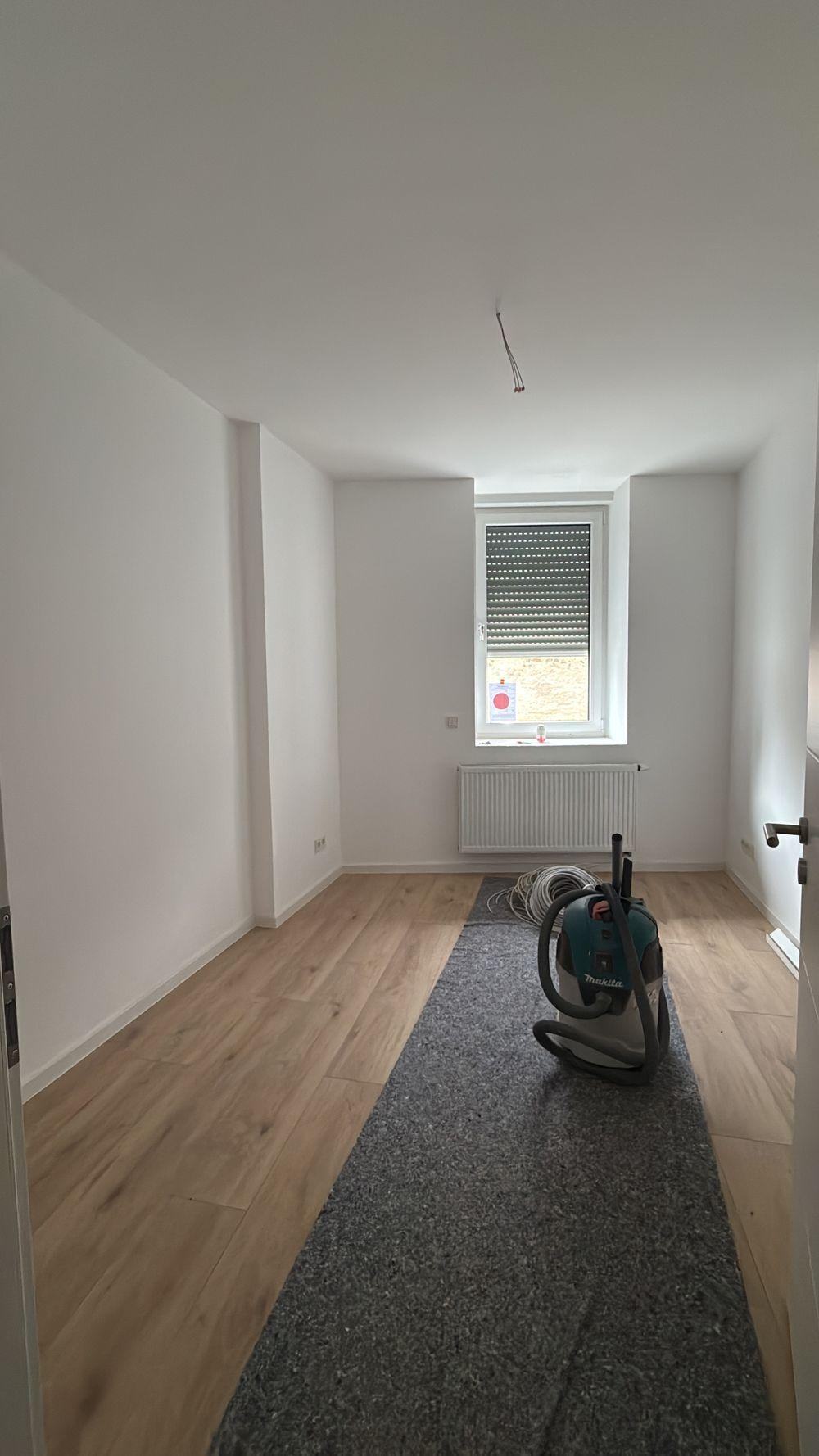 Zimmer der sanierten Wohnung in der Alkuinstraße mit neuem Holzboden